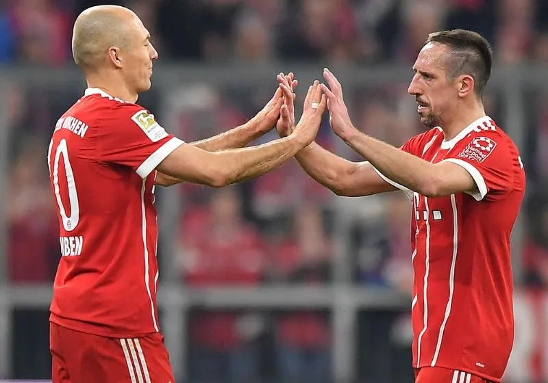 Đỉnh cao sự nghiệp tại Bayern Munich - "Robbery" huyền thoạiBị Real Madrid đẩy đi, Arjen Robben đã có một quyết định sáng suốt nhất sự nghiệp: gia nhập Bayern Munich. Đây chính là nơi ông đạt đến đỉnh cao vinh quang và trở thành một huyền thoại bất tử của câu lạc bộ. Tại Allianz Arena, ông kết hợp với Franck Ribéry tạo thành đôi cánh "Robbery" trứ danh, gieo rắc kinh hoàng cho mọi hàng phòng ngự.